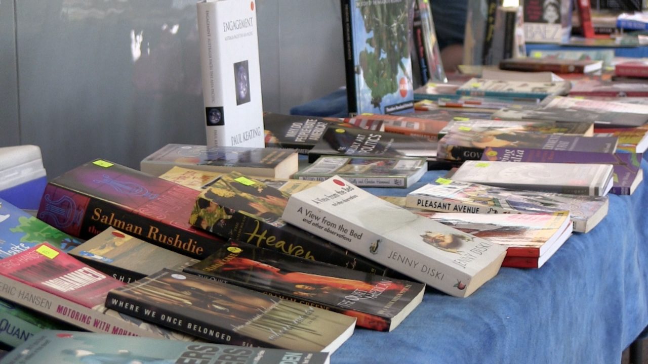 Need cheap text books? UOW Alumni Bookshop continues to serve